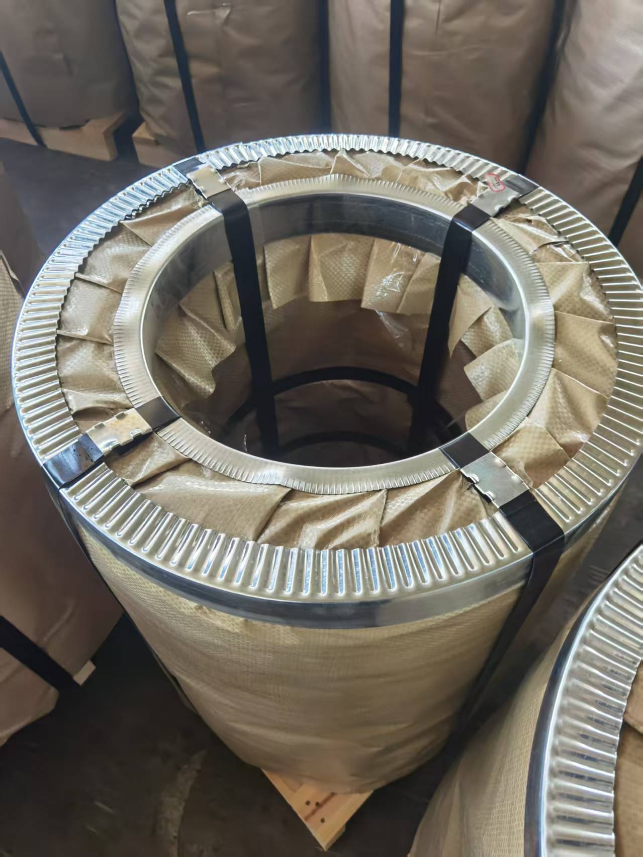 Blue Tempered and Waxed Steel Strapping Jumo Coil (图2) Blue Tempered and Waxed Steel Strapping Jumo Coil (图2)