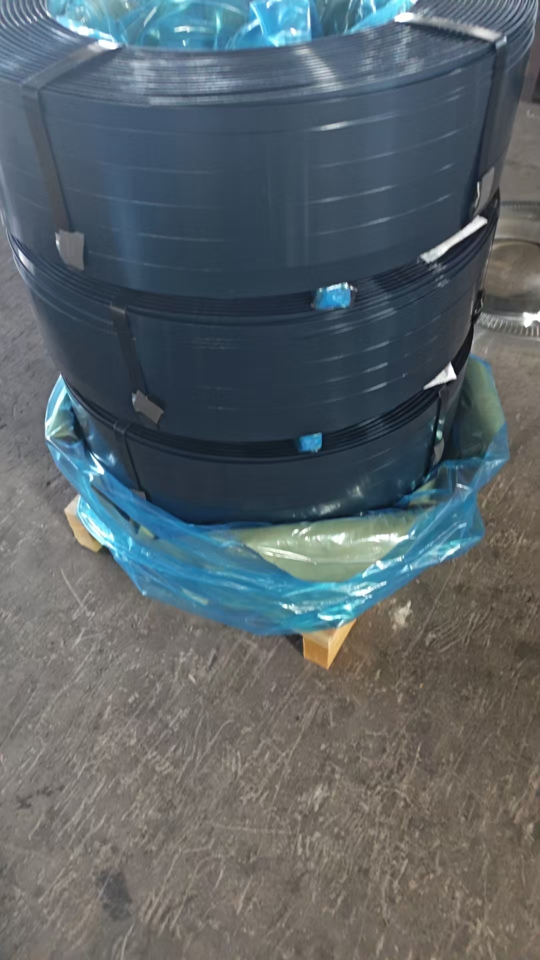 Blue Tempered and Waxed Steel Strapping Jumo Coil (图1) Blue Tempered and Waxed Steel Strapping Jumo Coil (图1)